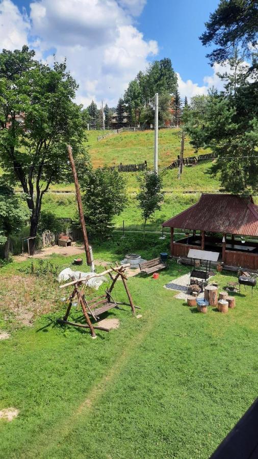 Gostyniy Dvir Petrovski Vorokhta Bagian luar foto