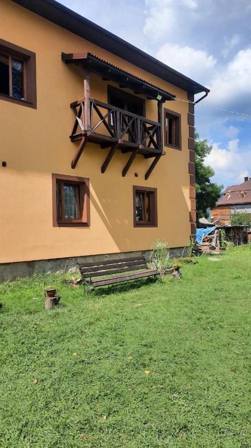 Gostyniy Dvir Petrovski Vorokhta Bagian luar foto